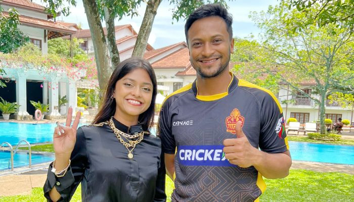 এবার গান গেয়ে আলোচনায় সাকিব