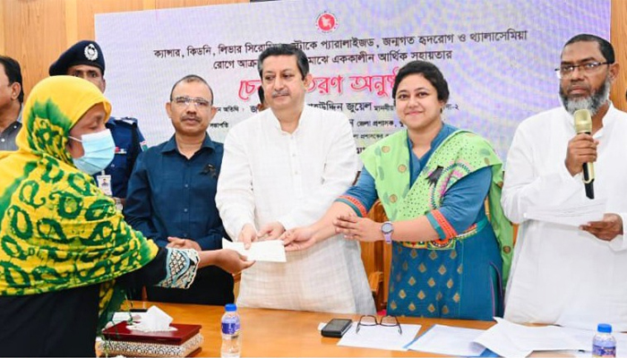 আর্থিক সহায়তার চেক বিতরণ করলেন সংসদ সদস্য শেখ জুয়েল