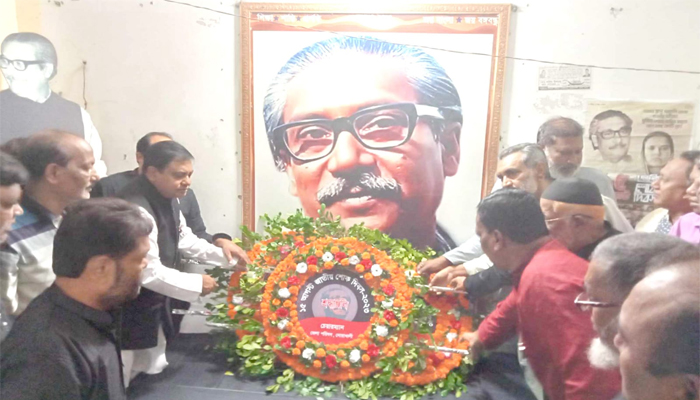 নোয়াখালীতে বঙ্গবন্ধুর প্রতিকৃতিতে পুষ্পস্তবক অর্পণ