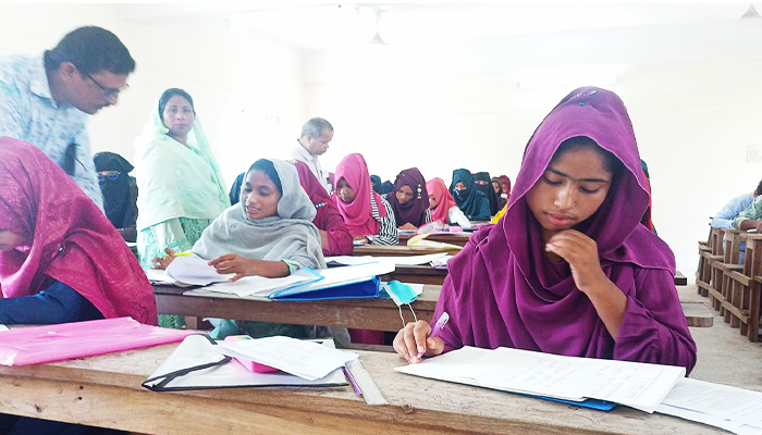 বাবার লাশ উঠানে রেখে পরীক্ষা কেন্দ্রে মেয়ে
