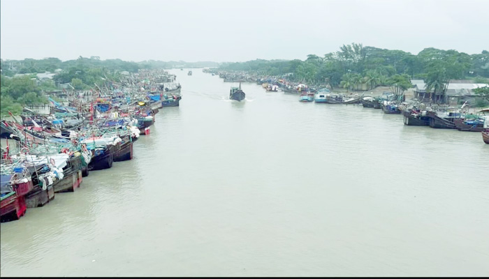 ঘাটে নোঙর করে আছে সহস্রাধিক ট্রলার