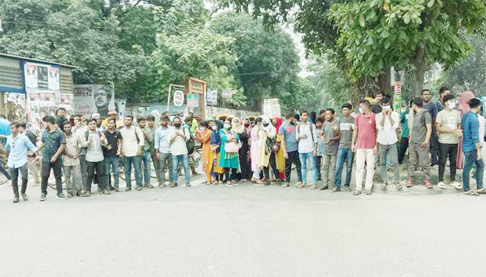 ফের নীলক্ষেত অবরোধ করল ৭ কলেজ শিক্ষার্থীরা