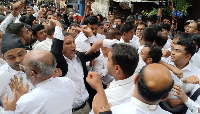 আদালতে আওয়ামী-বিএনপিপন্থি আইনজীবীদের হাতাহাতি