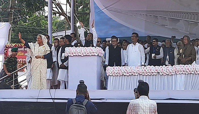 জনসভা মঞ্চে প্রাধানমন্ত্রী
