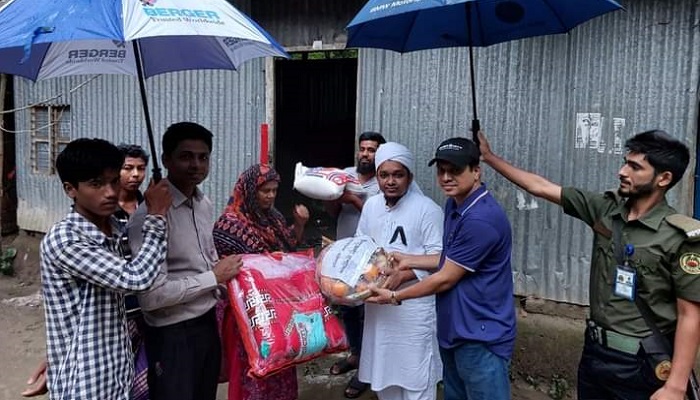মানসিক ভারসাম্যহীন এক অসহায় নারীর পাশে দাঁড়ালেন ইউএনও