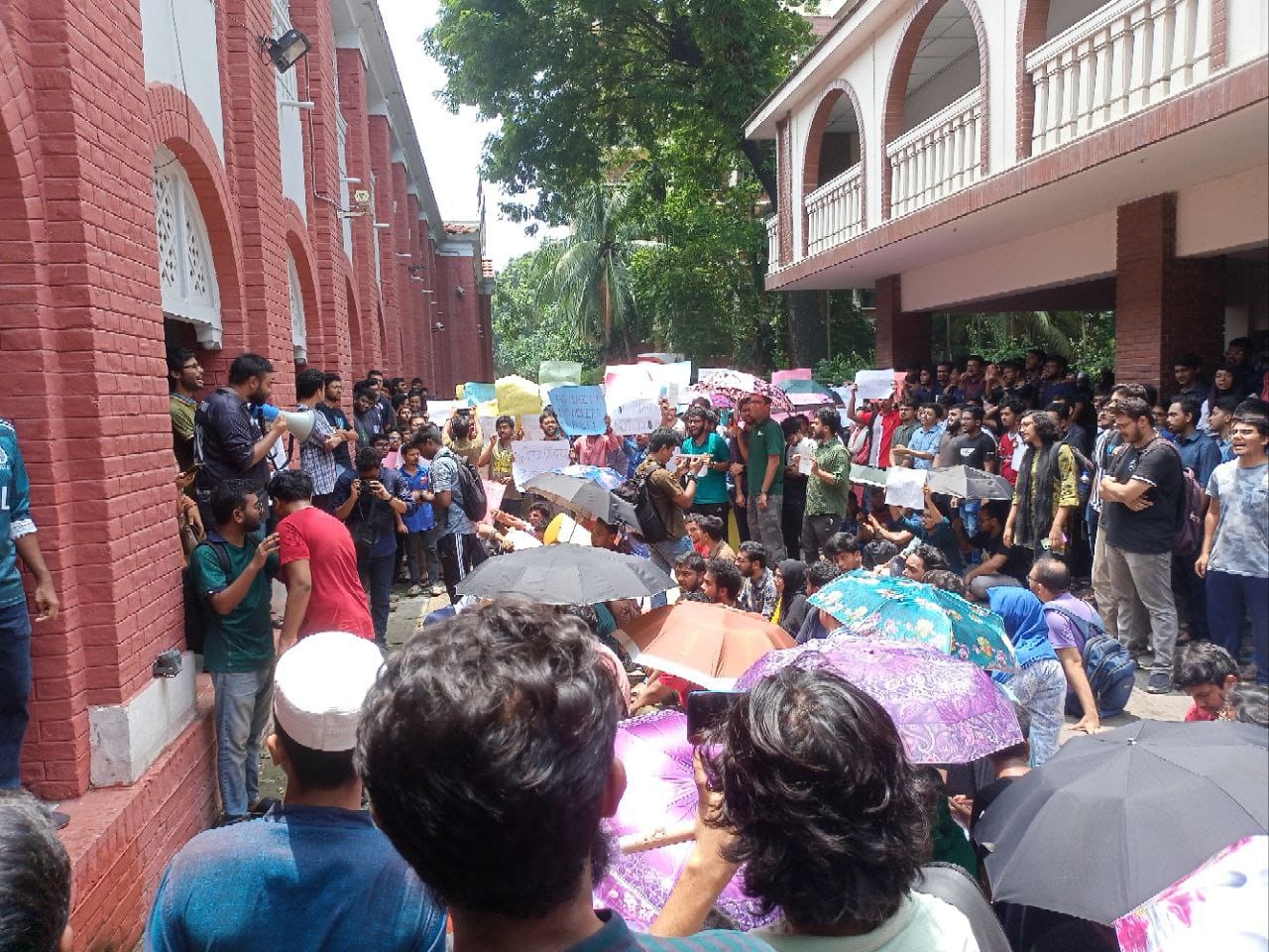 উত্তাল বুয়েট, ক্লাস বর্জন করে শিক্ষার্থীদের বিক্ষোভ