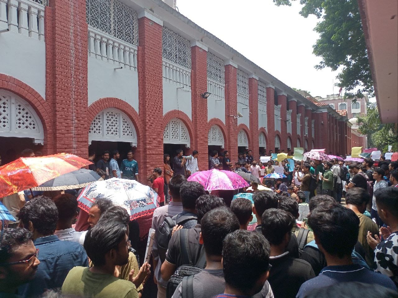 উত্তাল বুয়েট, ক্লাস বর্জন করে শিক্ষার্থীদের বিক্ষোভ