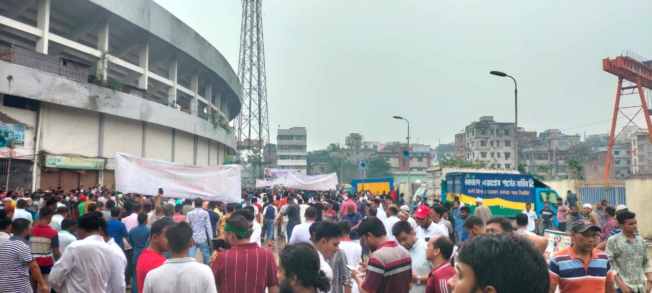 বৃষ্টি উপেক্ষা করে কমলাপুরে জড়ো হচ্ছেন বিএনপির নেতাকর্মীরা