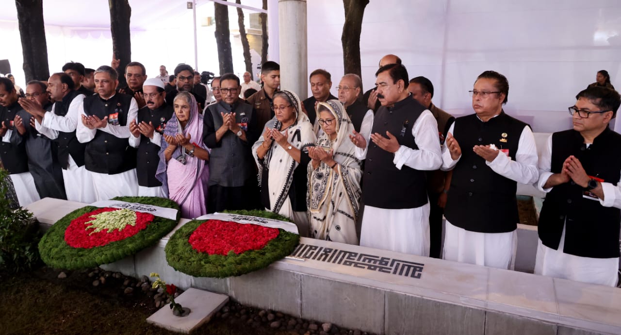 বনানীতে ১৫ আগস্টের শহীদদের প্রতি প্রধানমন্ত্রীর শ্রদ্ধা