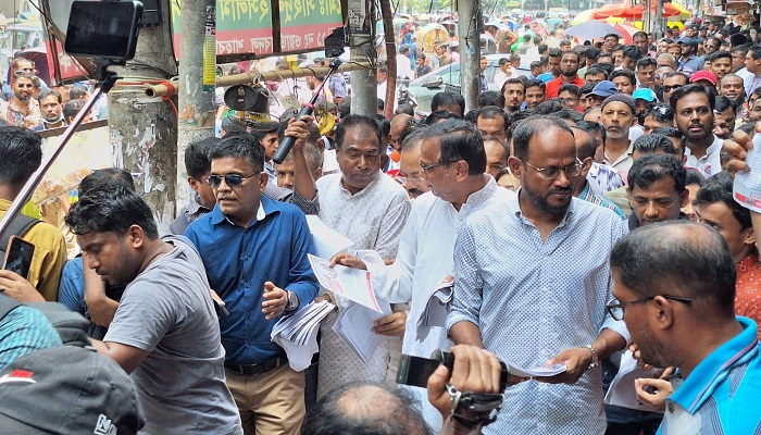 খালেদা জিয়ার সুচিকিৎসার দাবিতে ঢাকায় লিফলেট বিতরণ