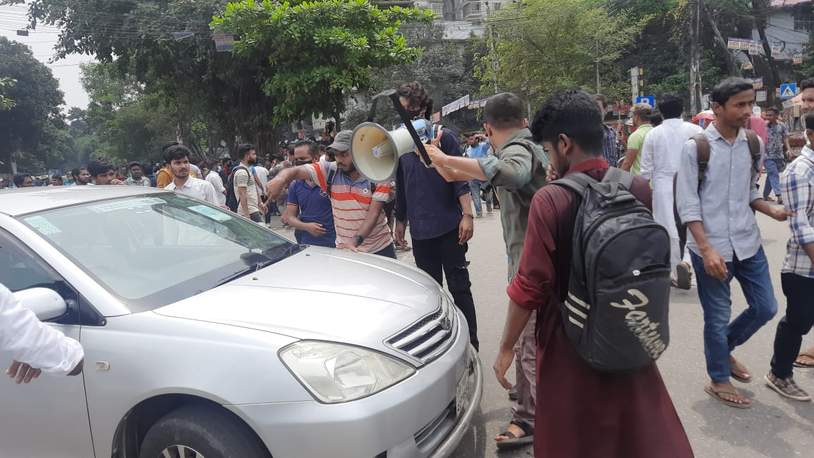 ফের নীলক্ষেতে সাত কলেজ শিক্ষার্থীদের অবরোধ
