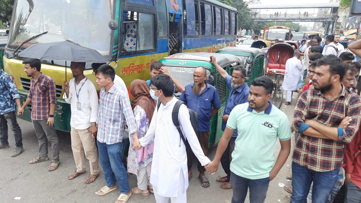 ফের নীলক্ষেতে সাত কলেজ শিক্ষার্থীদের অবরোধ