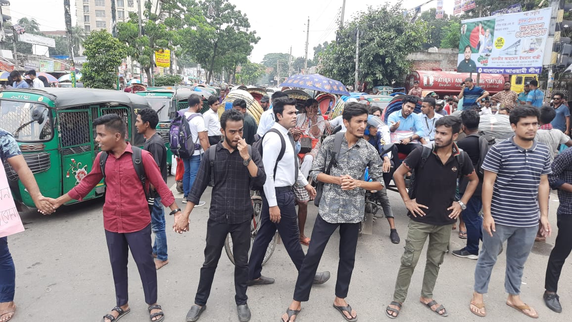 ফের নীলক্ষেতে সাত কলেজ শিক্ষার্থীদের অবরোধ