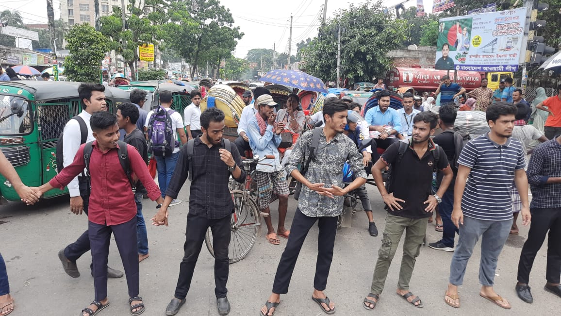 দাবি আদায়ে নীলক্ষেতে শিক্ষার্থীদের ‘বিষপান’
