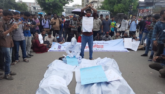 দাবি আদায়ে নীলক্ষেতে শিক্ষার্থীদের ‘বিষপান’