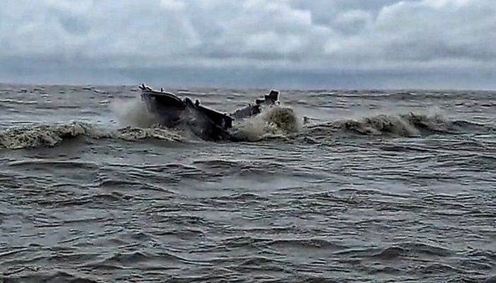 বাল্কহেডের ধাক্কায় পিকনিকের ট্রলারডুবি