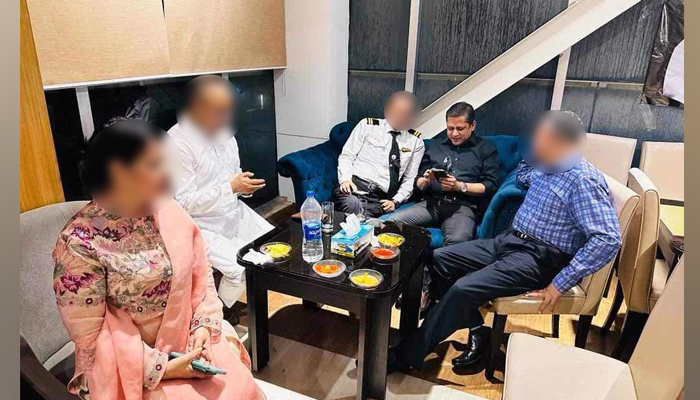 শোক দিবসে ক্লাবে পার্টি, বিমানের দস্তগীরকে শোকজ