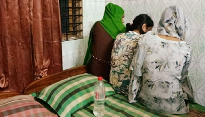 অসামাজিক কার্যকলাপ, ৬ নারীসহ আটক ২১