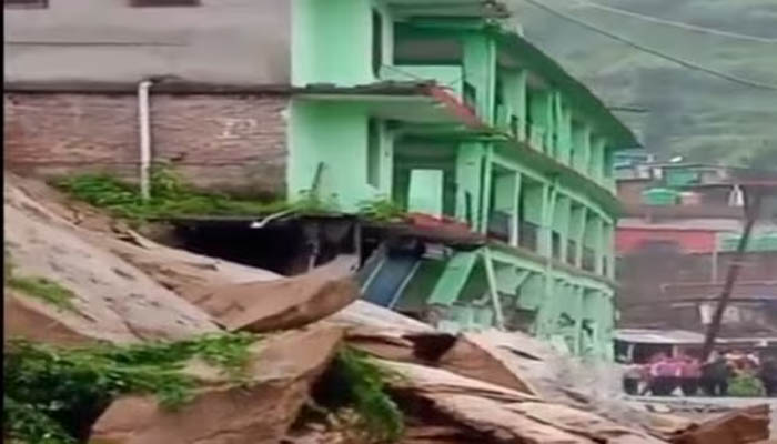 মুহূর্তে ধসে পড়ল তিনতলা ভবন, ভূমিধসে নিহত ৩