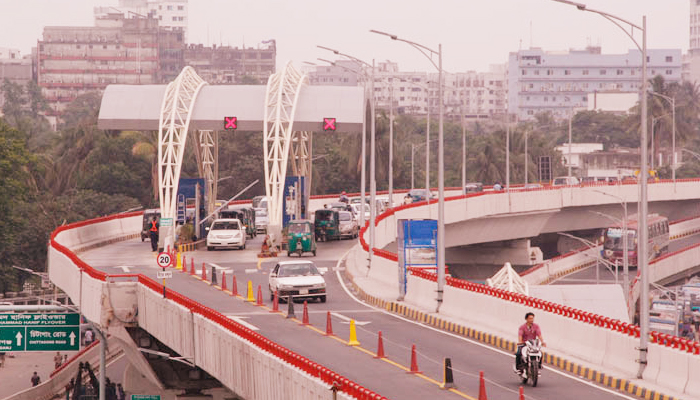 রাজধানীর দুই ফ্লাইওভারে ঝড়লো দুই প্রাণ
