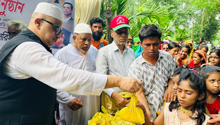 শোক দিবসে ৫০ হাজার মানুষকে খাদ্য সামগ্রী দিলেন মুরাদ হাসান