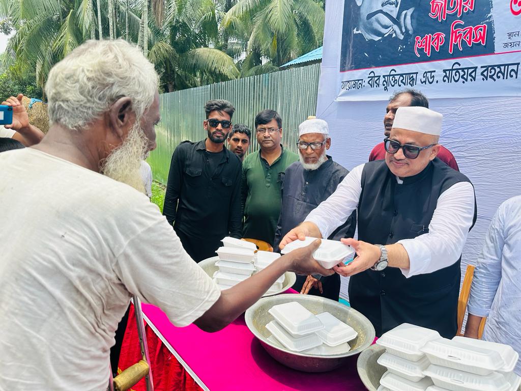 শোক দিবসে ৫০ হাজার মানুষকে খাদ্য সামগ্রী দিলেন মুরাদ হাসান