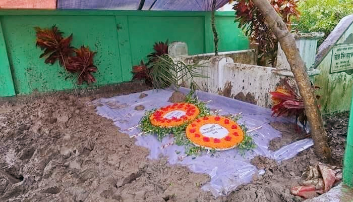 মা-বাবার পাশে সমাহিত কবি মোহাম্মদ রফিক