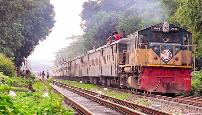 ৩ ট্রেন থেকে লাখ টাকা জরিমানা আদায়