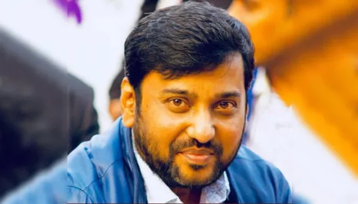 দেশে ফিরে পাসপোর্ট জমা দিয়েছেন সম্রাট