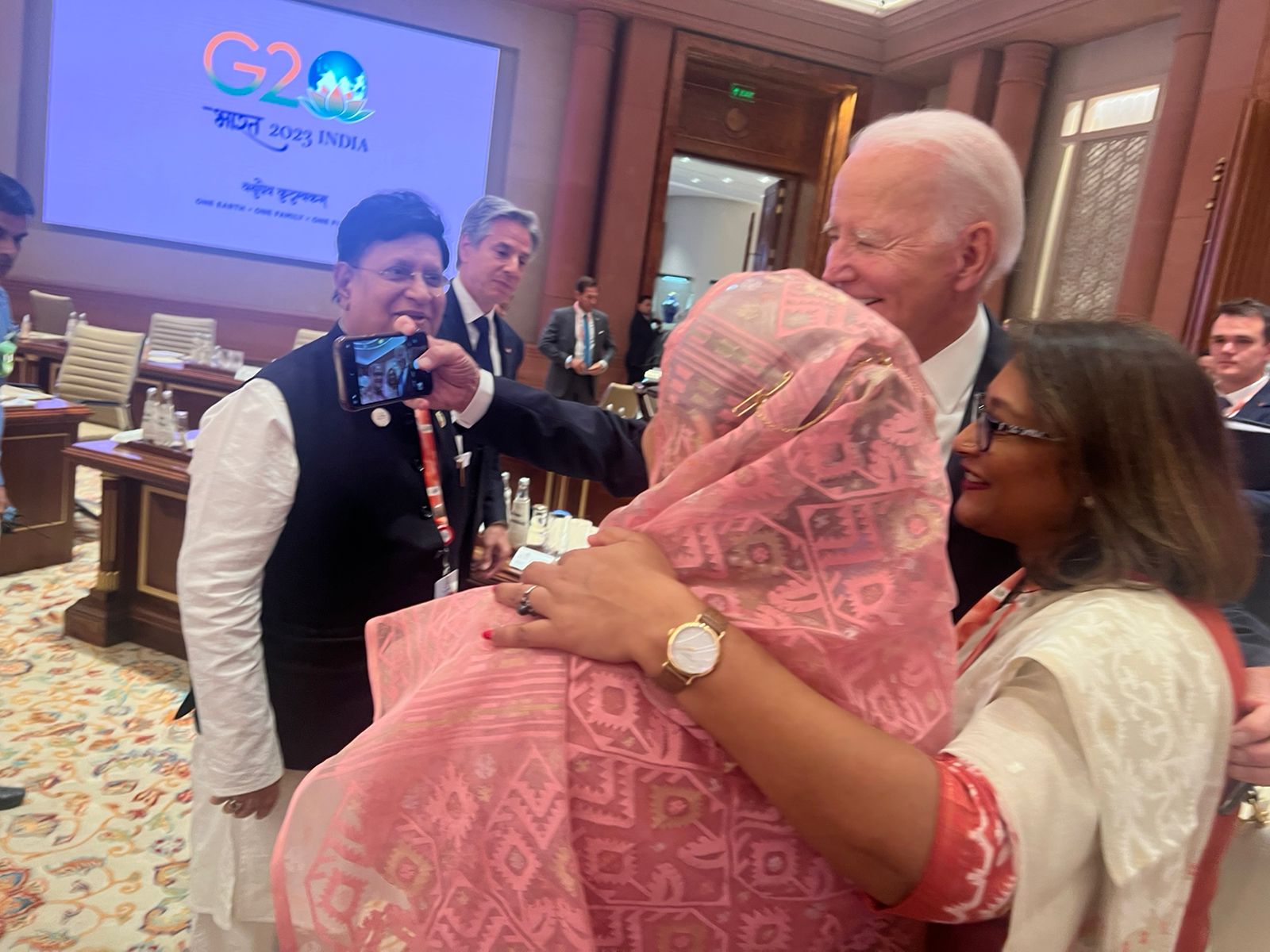 শেখ হাসিনার সঙ্গে জো বাইডেনের সেলফি