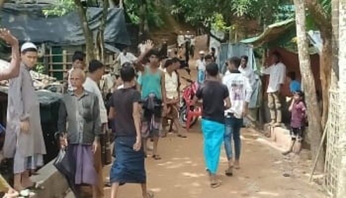 সশস্ত্র রোহিঙ্গা সন্ত্রাসীদের অত্যাচারে অতিষ্ঠ গ্রামবাসী