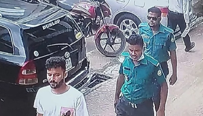 ব্যাংকে ঢুকে ছিনতাই, দুই কনস্টেবলসহ গ্রেপ্তার ৫