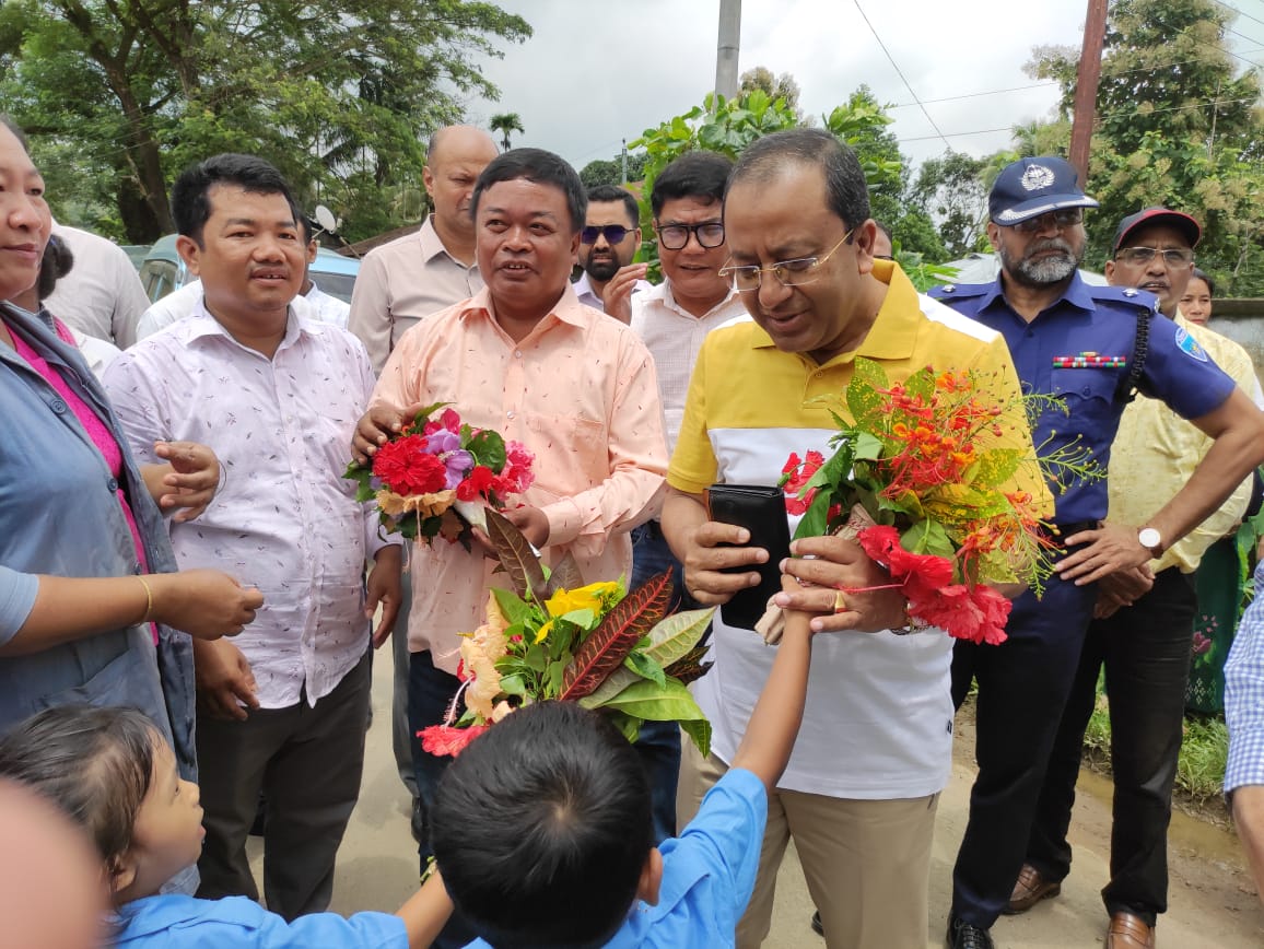 রোয়াংছড়ি ও রুমা সড়ক পরিদর্শনে পার্বত্য সচিব