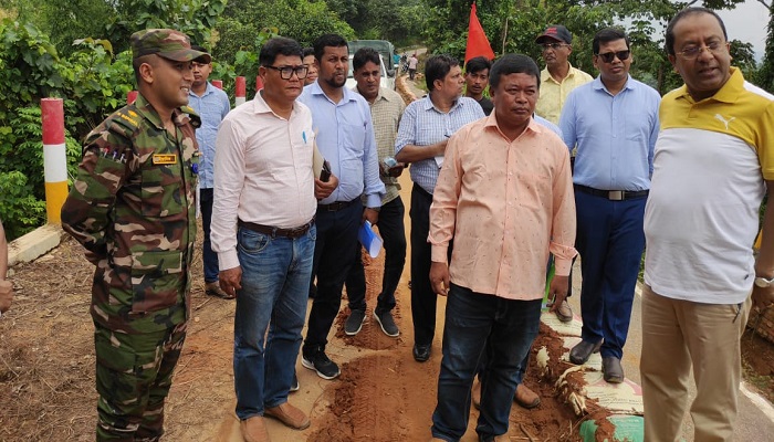 রোয়াংছড়ি ও রুমা সড়ক পরিদর্শনে পার্বত্য সচিব