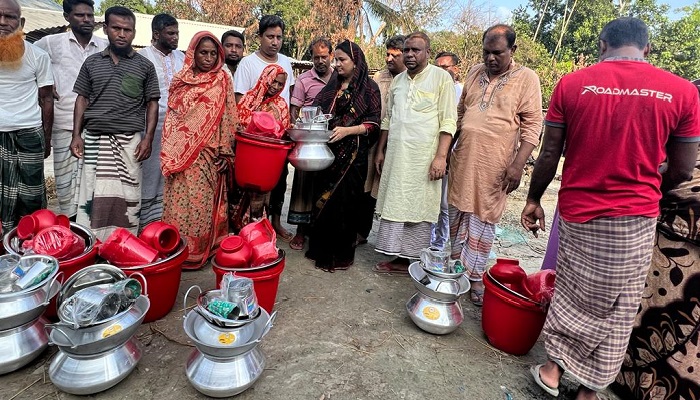 তারাগঞ্জে অগ্নিকাণ্ডে ক্ষতিগ্রস্থদের মাঝে ত্রাণ বিতরণ