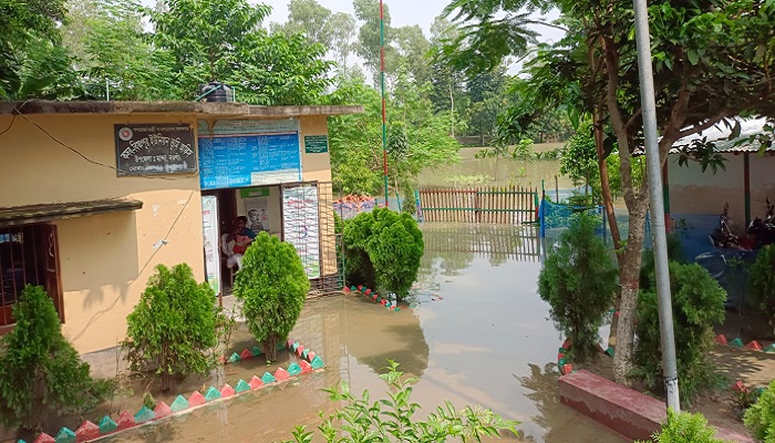 মান্দায় বিপৎসীমার ওপরে আত্রাই নদীর পানি, আতঙ্কে মানুষ