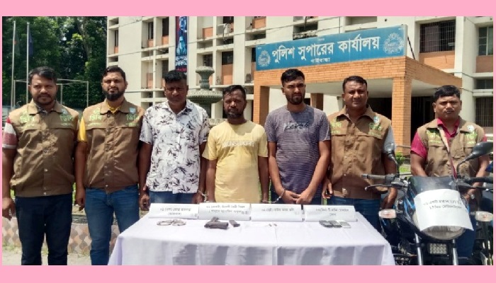গাইবান্ধায় আগ্নেয়াস্ত্রসহ ৩ ডাকাত গ্রেপ্তার