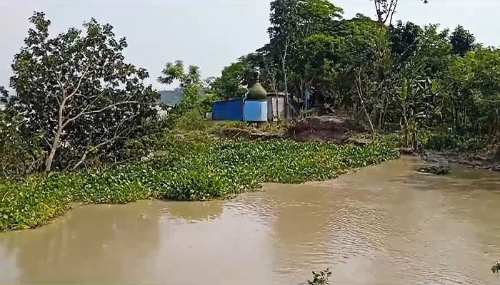 বাবুগঞ্জে নদীভাঙনে বিলীন হয়ে গেছে সড়ক