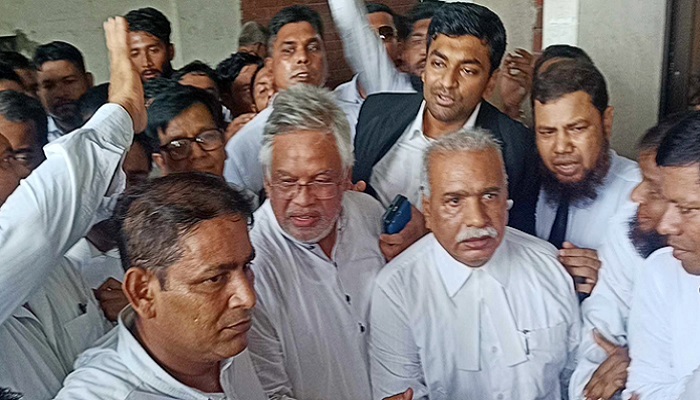 আদালতে আত্মসমর্পণ করে আমানের জামিন আবেদন
