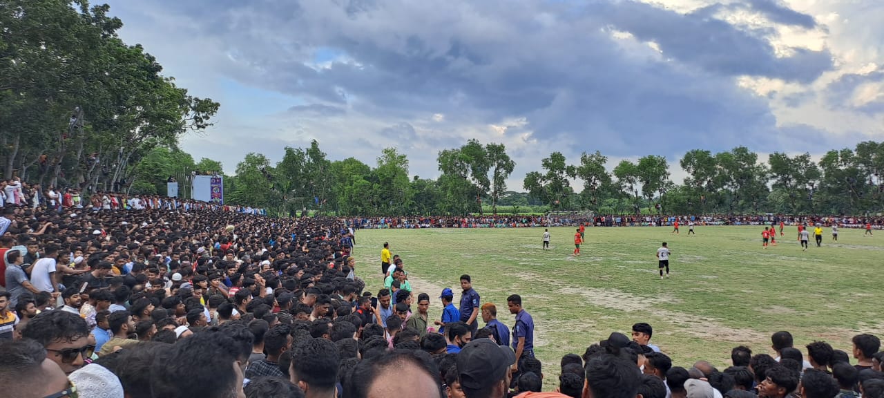 ব্যারিস্টার সুমনের প্রীতি ম্যাচে ফুটবলপ্রেমীদের উপচে পড়া ভিড়