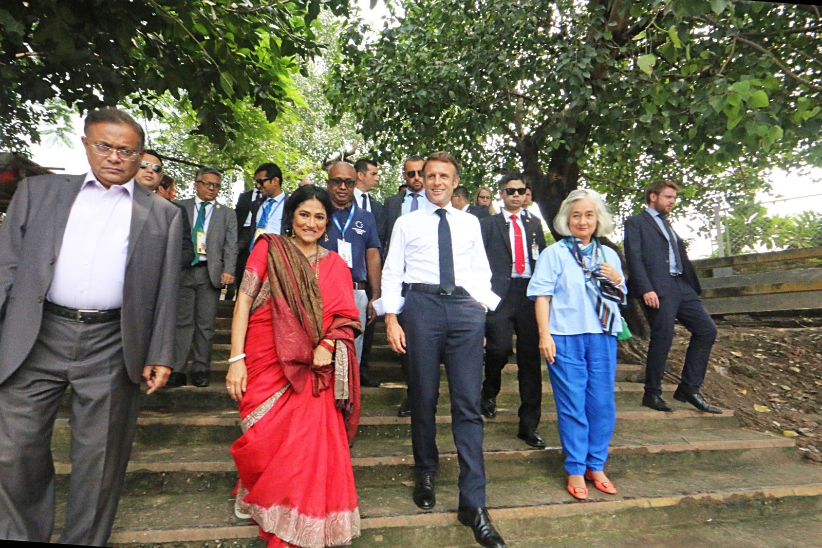 পানশী নৌকায় ভ্রমণ করলেন ফ্রান্সের প্রেসিডেন্ট