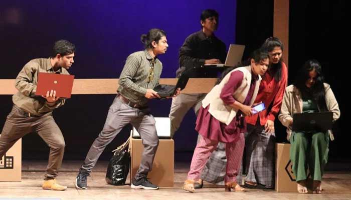 এক স্পর্শহীন জীবনের গল্প বলল ‘কহে ফেসবুক’