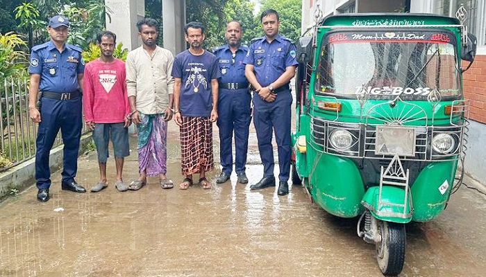 আইসক্রিমে নেশাদ্রব্য মিশিয়ে অটোরিকশা ছিনতাই, গ্রেপ্তার ৩