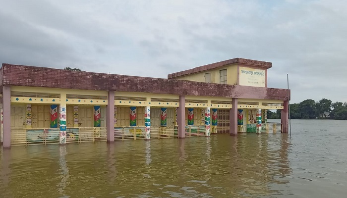 মধ্যনগরে প্রতি বর্ষায় এক-দেড় মাস ব্যাহত হয় পাঠদান