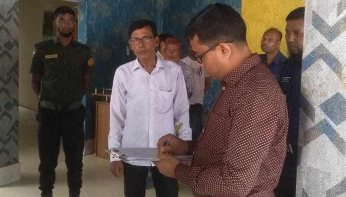 বোয়ালমারীতে ক্লাস ফাঁকি দিয়ে ছাত্রীদের আড্ডা, রেস্টুরেন্টকে জরিমানা