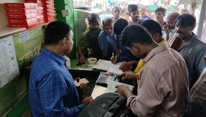 আখাউড়ায় হোটেলে ফ্রিজে পঁচা মাংসের সাথে ইঁদুর!