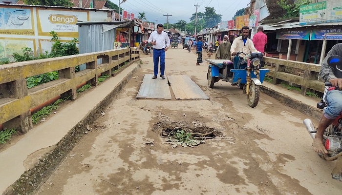 ধোবাউড়ায় ব্রিজ ভেঙে ২ উপজেলার সংযোগ বিচ্ছিন্ন