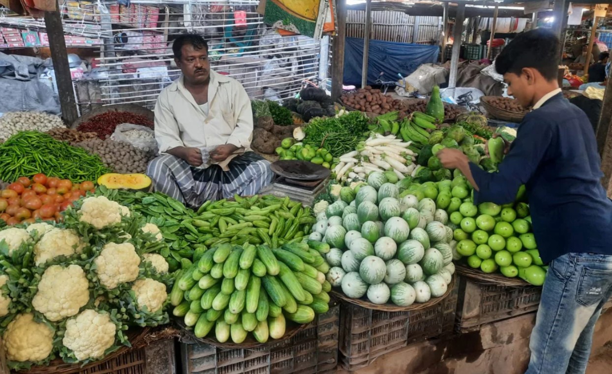 বৃষ্টিতে সরবরাহ কমেছে, বেড়েছে সবজির দাম