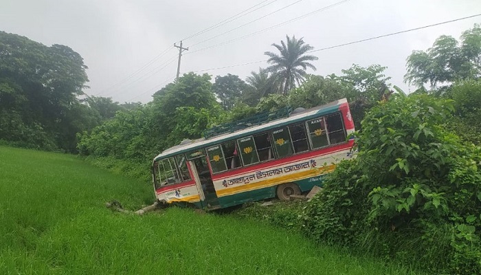 গাজীপুরে বাস নিয়ন্ত্রণ হারিয়ে খাদে, চালক নিহত