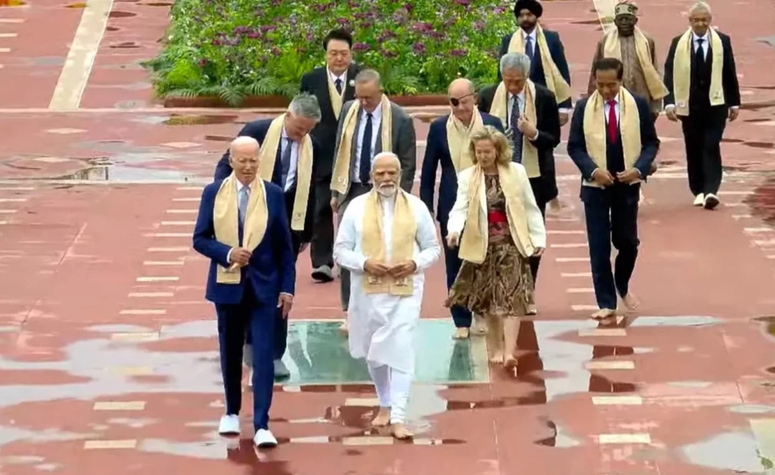 রাজঘাটে মহাত্মা গান্ধীর সমাধিতে প্রধানমন্ত্রীর শ্রদ্ধা